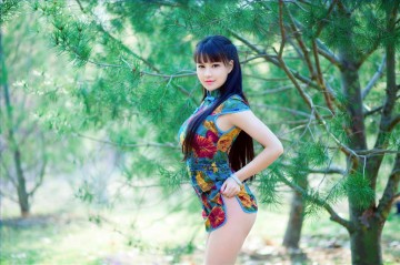 リアルな写真から Painting - チャイナドレスを着た中国人少女のヌード写真からアートへ